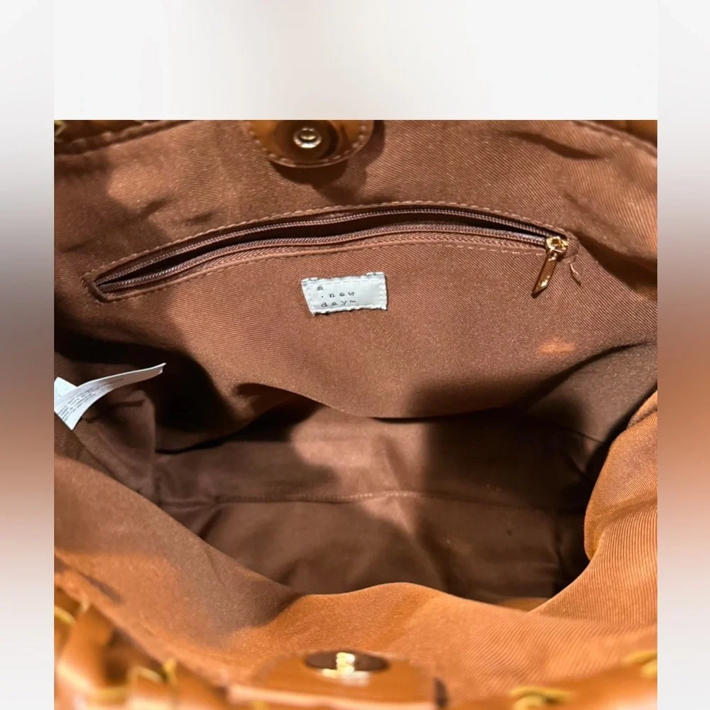 Elegant Brown Woven Leather Shoulder Bag - Picture 7 of 7